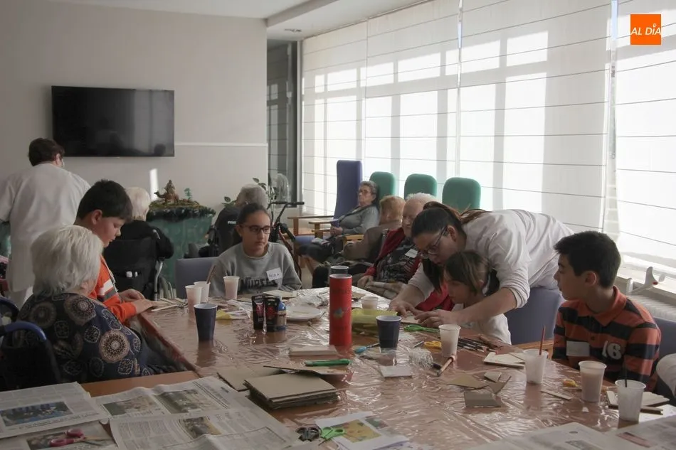 Foto 10 - Peque&ntilde;os y mayores comparten juegos y talleres en la residencia municipal&nbsp;  