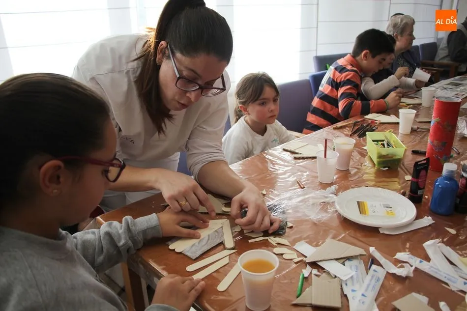 Foto 8 - Peque&ntilde;os y mayores comparten juegos y talleres en la residencia municipal&nbsp;  