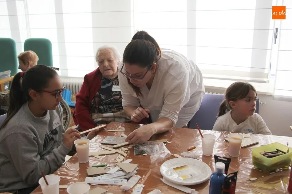 Foto 7 - Peque&ntilde;os y mayores comparten juegos y talleres en la residencia municipal&nbsp;  