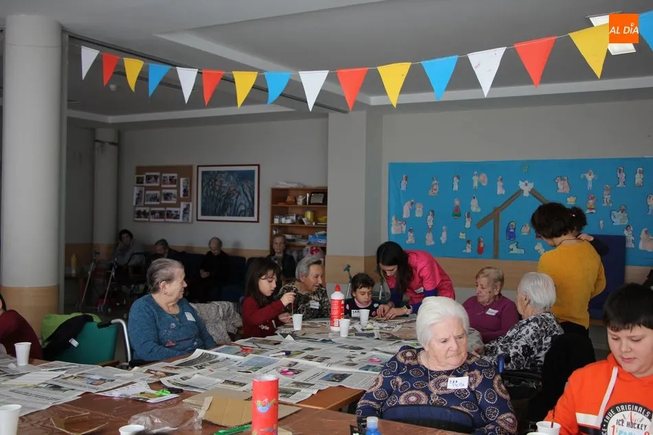 Foto 6 - Peque&ntilde;os y mayores comparten juegos y talleres en la residencia municipal&nbsp;  