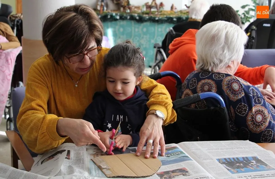 Foto 5 - Peque&ntilde;os y mayores comparten juegos y talleres en la residencia municipal&nbsp;  