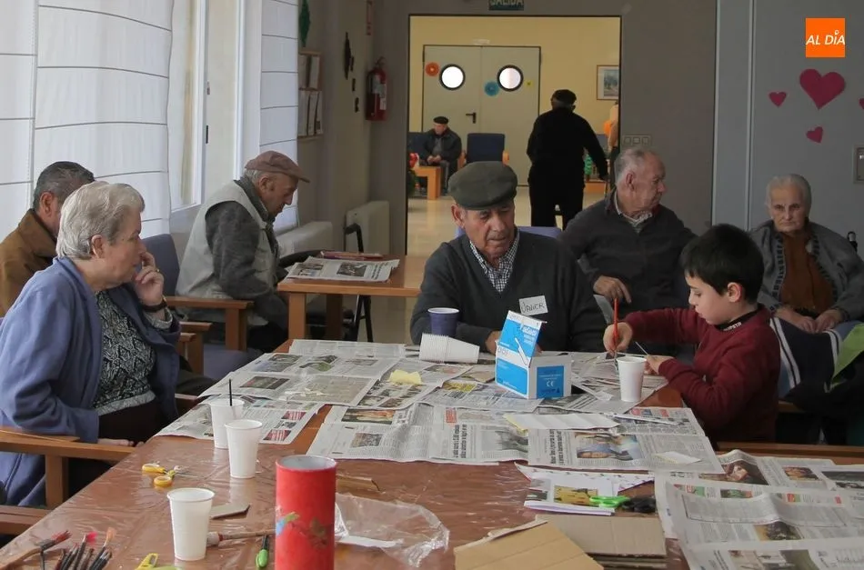 Foto 4 - Peque&ntilde;os y mayores comparten juegos y talleres en la residencia municipal&nbsp;  