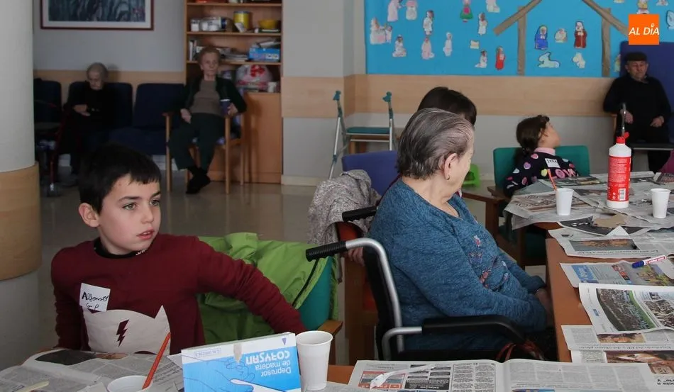Foto 3 - Peque&ntilde;os y mayores comparten juegos y talleres en la residencia municipal&nbsp;  