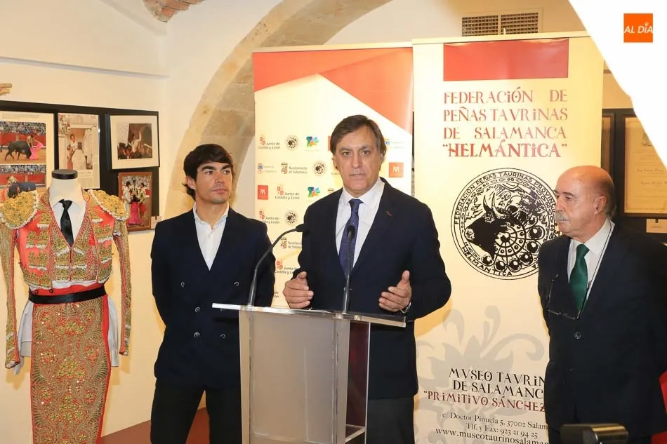 Foto 9 - Domingo L&oacute;pez Chaves dona al Museo Taurino el traje de luces con el que confirm&oacute; su alternativa
