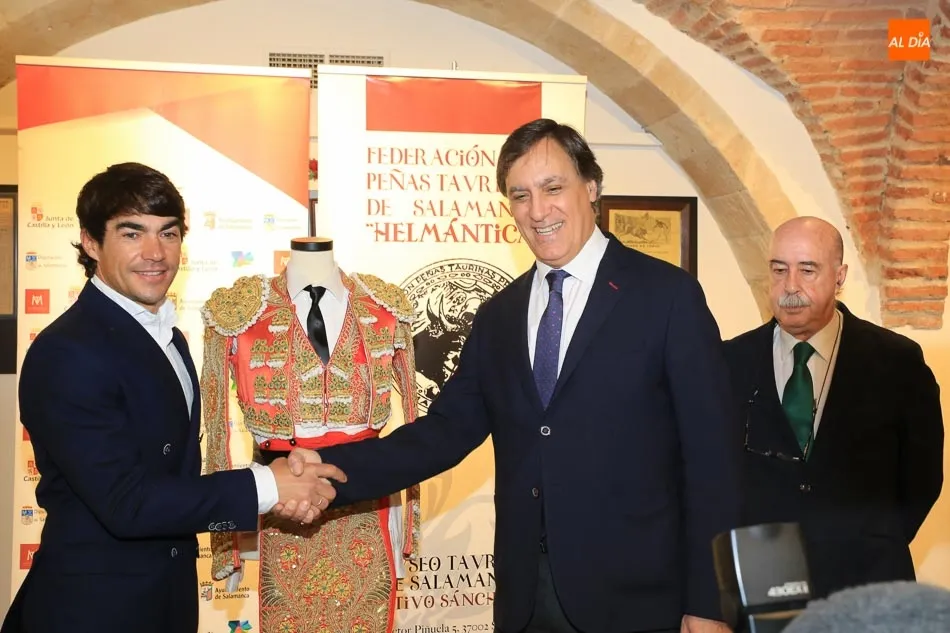 Foto 8 - Domingo L&oacute;pez Chaves dona al Museo Taurino el traje de luces con el que confirm&oacute; su alternativa