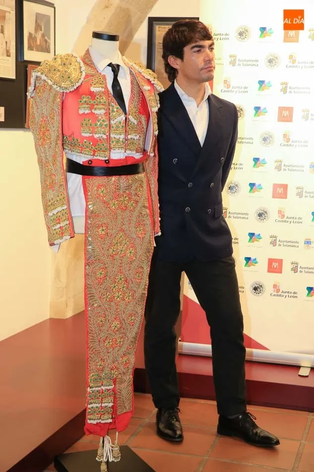 Foto 5 - Domingo L&oacute;pez Chaves dona al Museo Taurino el traje de luces con el que confirm&oacute; su alternativa