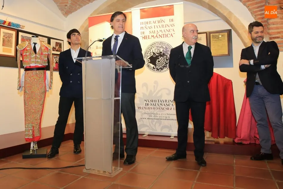 Foto 3 - Domingo L&oacute;pez Chaves dona al Museo Taurino el traje de luces con el que confirm&oacute; su alternativa