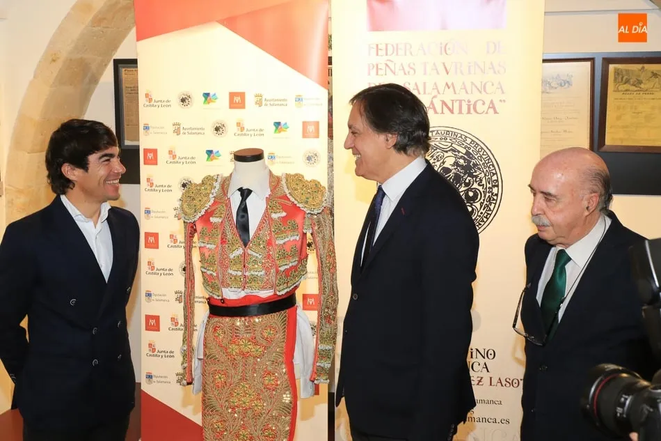 Foto 2 - Domingo L&oacute;pez Chaves dona al Museo Taurino el traje de luces con el que confirm&oacute; su alternativa