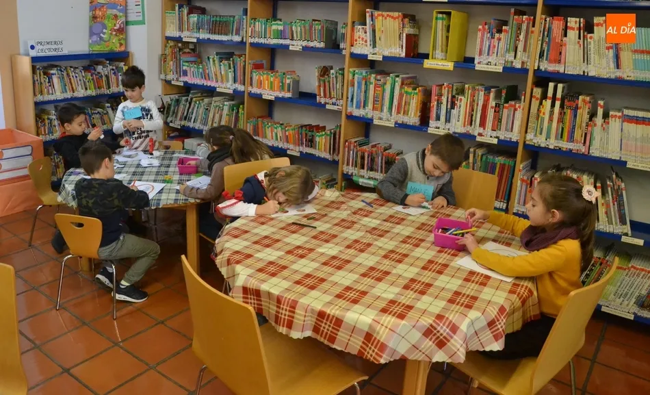 Foto 6 - Los m&aacute;s peques de Navidades en la Biblio crean sus propias barbas  