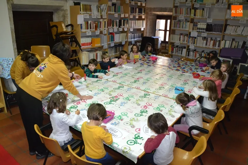 Foto 2 - Los m&aacute;s peques de Navidades en la Biblio crean sus propias barbas  