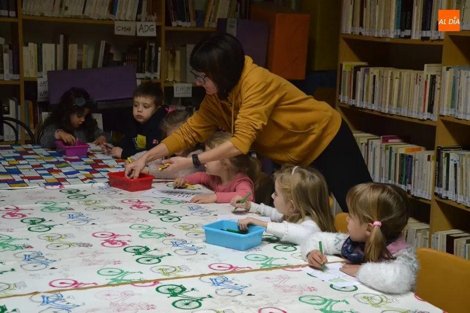 Foto 3 - Los m&aacute;s peques de Navidades en la Biblio crean sus propias barbas  