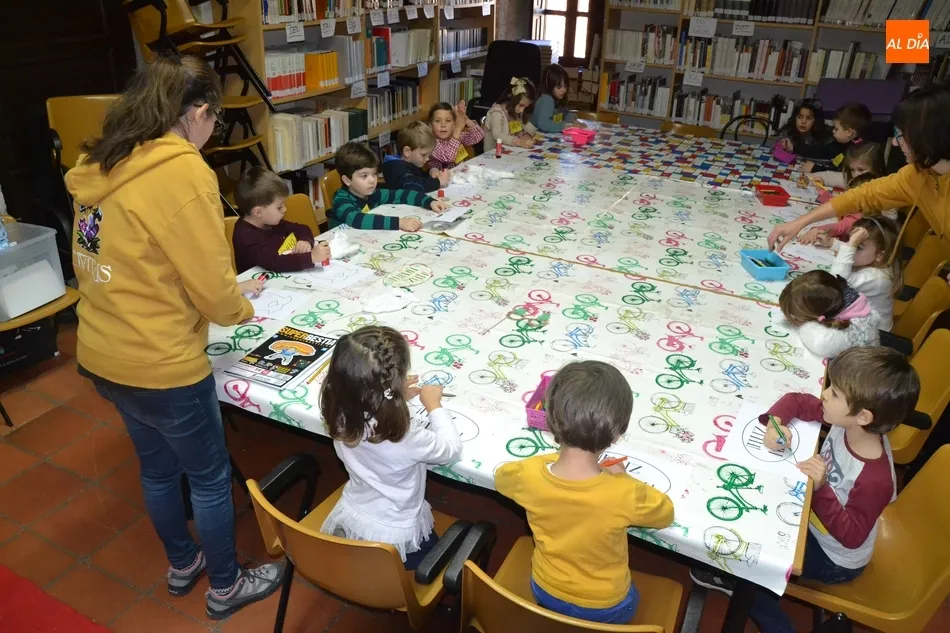 Los más peques de Navidades en la Biblio crean sus propias barbas  