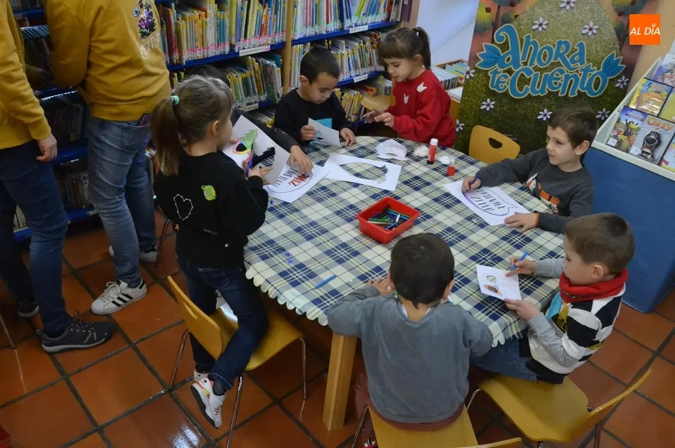 Foto 5 - Los m&aacute;s peques de Navidades en la Biblio crean sus propias barbas  