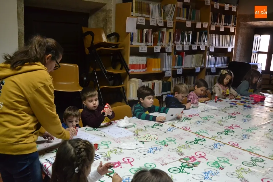 Foto 4 - Los m&aacute;s peques de Navidades en la Biblio crean sus propias barbas  