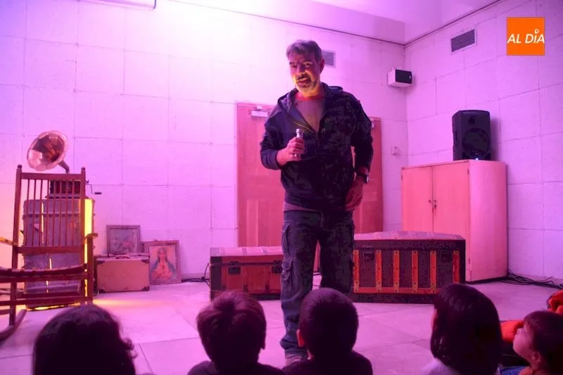 Foto 3 - Fabularia Teatro abre un mundo m&aacute;gico de la mano de sus &lsquo;Cuentos del desv&aacute;n de mi abuelo&rsquo;