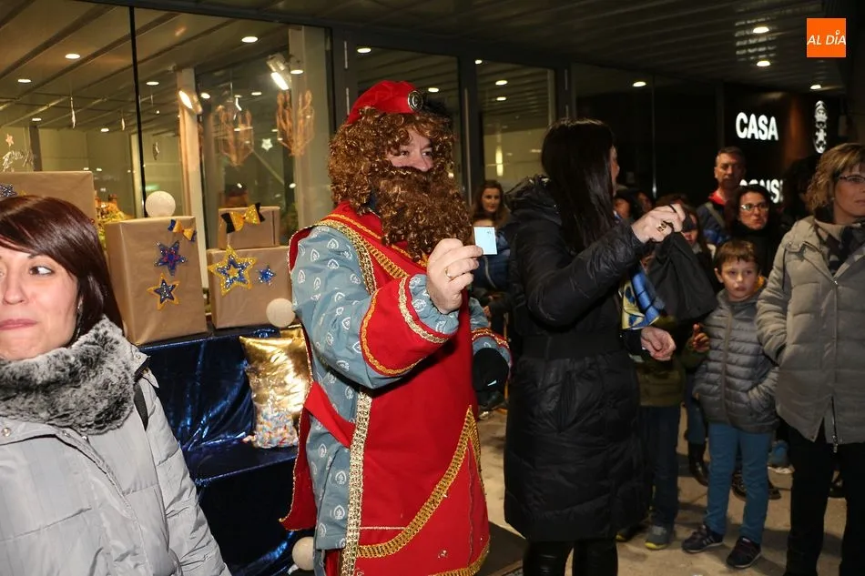 Foto 11 - M&aacute;s de doscientos ni&ntilde;os entregan sus cartas a los Reyes Magos