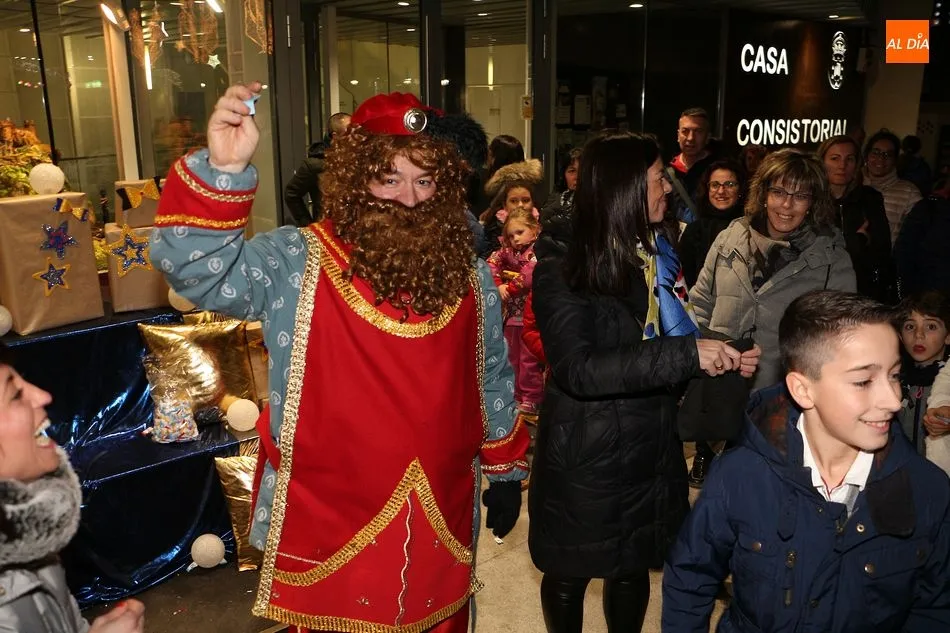 Foto 10 - M&aacute;s de doscientos ni&ntilde;os entregan sus cartas a los Reyes Magos