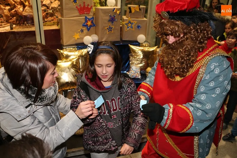 Foto 6 - M&aacute;s de doscientos ni&ntilde;os entregan sus cartas a los Reyes Magos