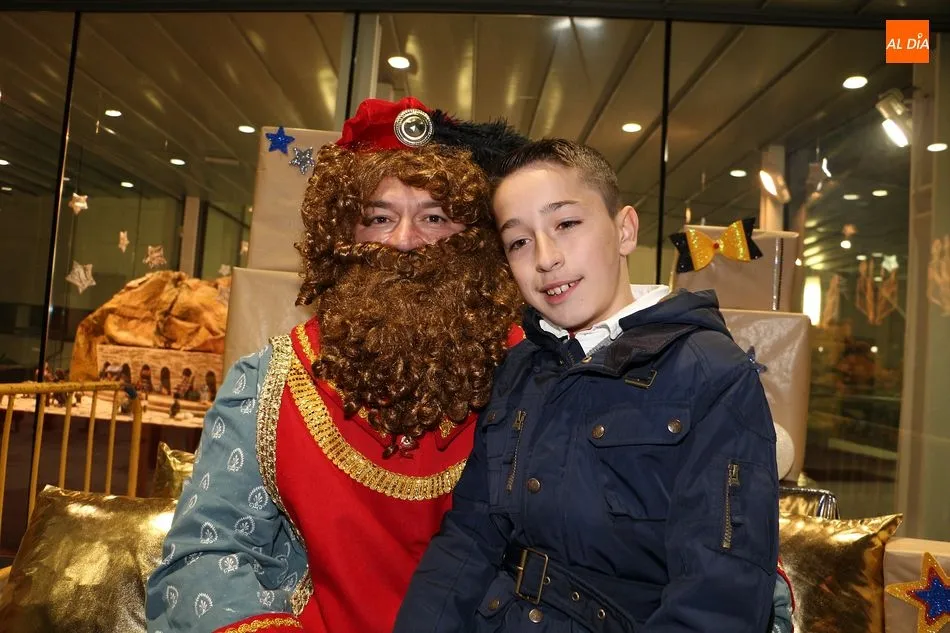 Foto 5 - M&aacute;s de doscientos ni&ntilde;os entregan sus cartas a los Reyes Magos