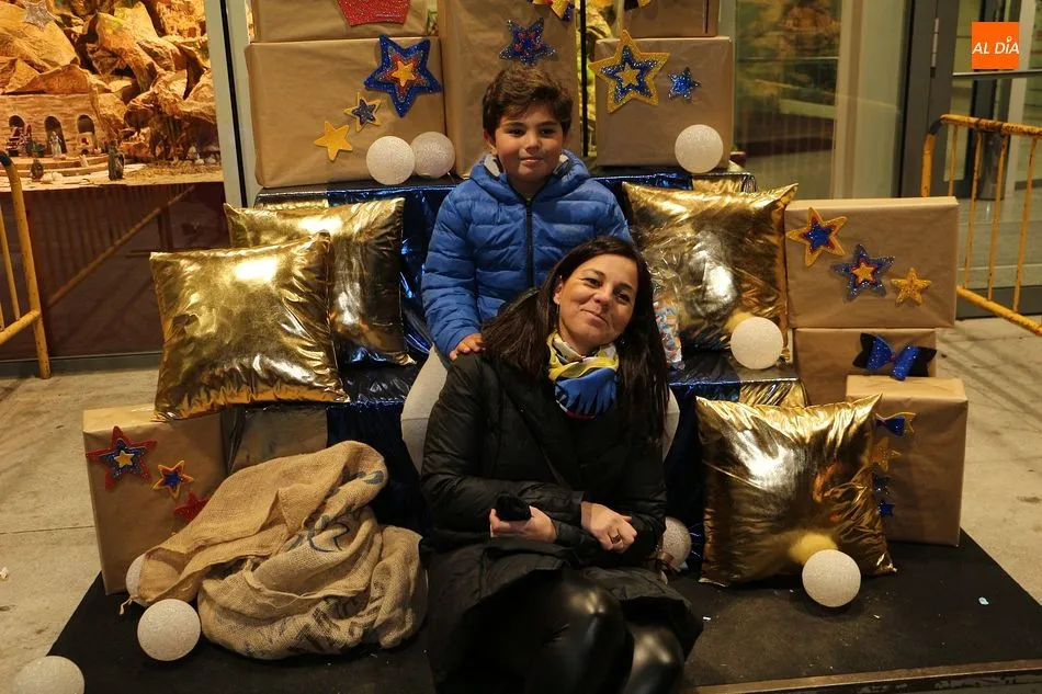Foto 4 - M&aacute;s de doscientos ni&ntilde;os entregan sus cartas a los Reyes Magos