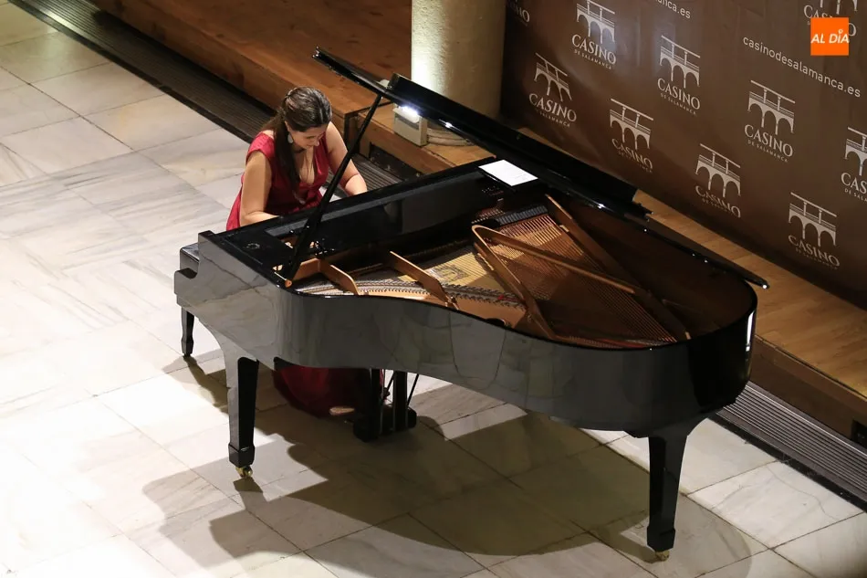 Foto 10 - La pianista palentina Elo&iacute;sa de Guzm&aacute;n Alonso ofrece un magistral recital de piano