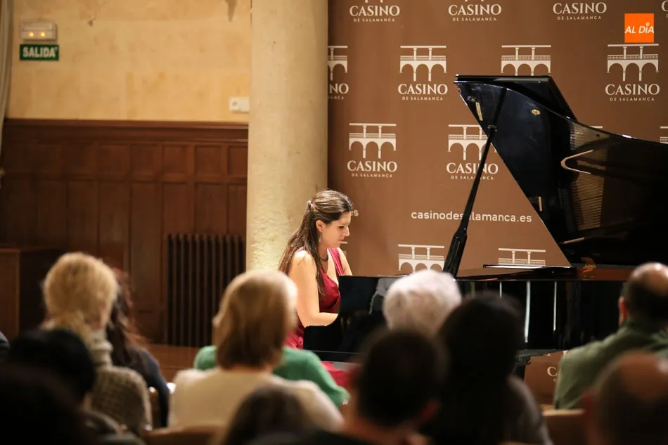 Foto 8 - La pianista palentina Elo&iacute;sa de Guzm&aacute;n Alonso ofrece un magistral recital de piano