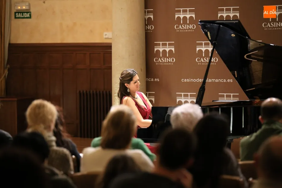Foto 7 - La pianista palentina Elo&iacute;sa de Guzm&aacute;n Alonso ofrece un magistral recital de piano