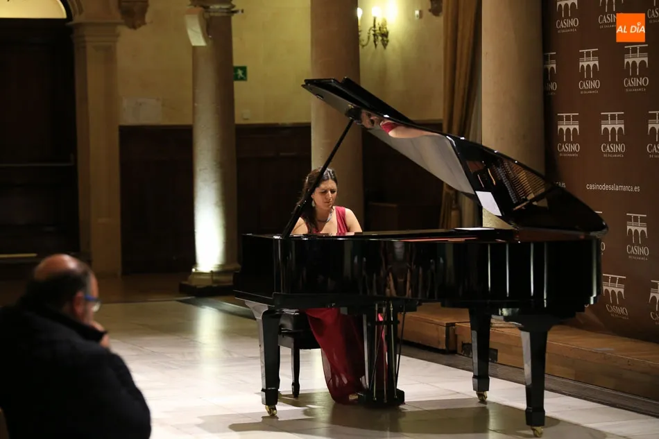 Foto 6 - La pianista palentina Elo&iacute;sa de Guzm&aacute;n Alonso ofrece un magistral recital de piano