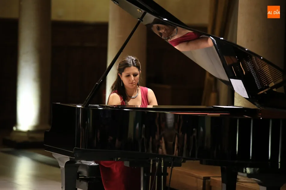 Foto 5 - La pianista palentina Elo&iacute;sa de Guzm&aacute;n Alonso ofrece un magistral recital de piano