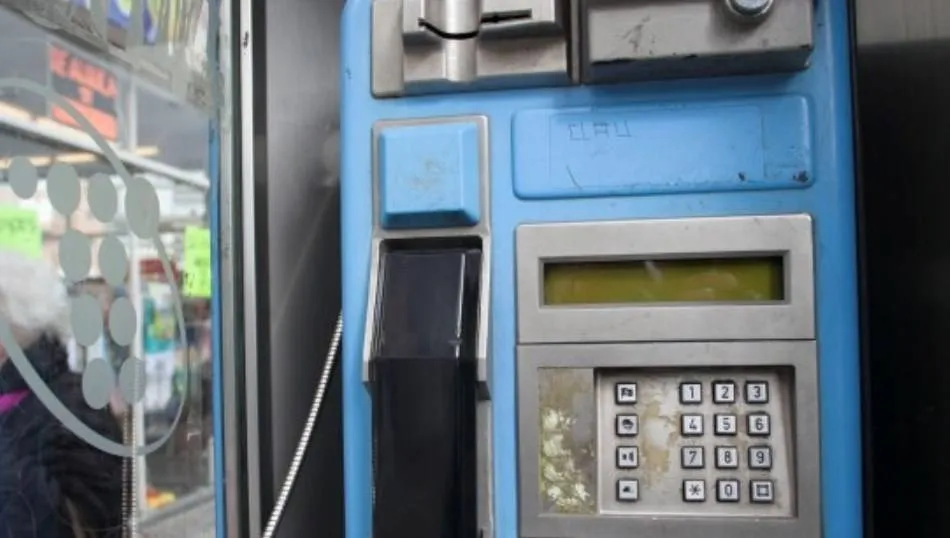 Cabina telefónica en la vía pública