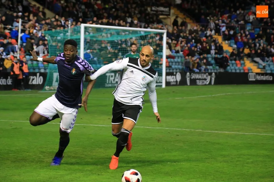 Héctor Gómez pelea un balón