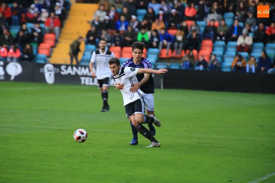 Víctor Mena intenta zafarse de un rival