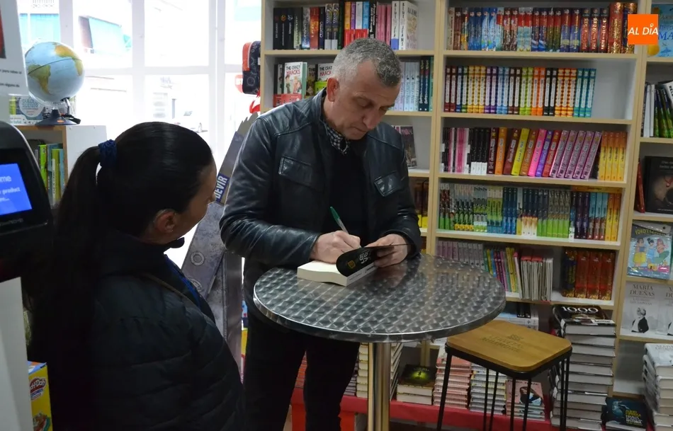 Foto 2 - Juan Jos&eacute; Mateos San Jos&eacute; firma ejemplares de su nuevo libro &lsquo;Los Verdugos Voluntarios II&rsquo;  