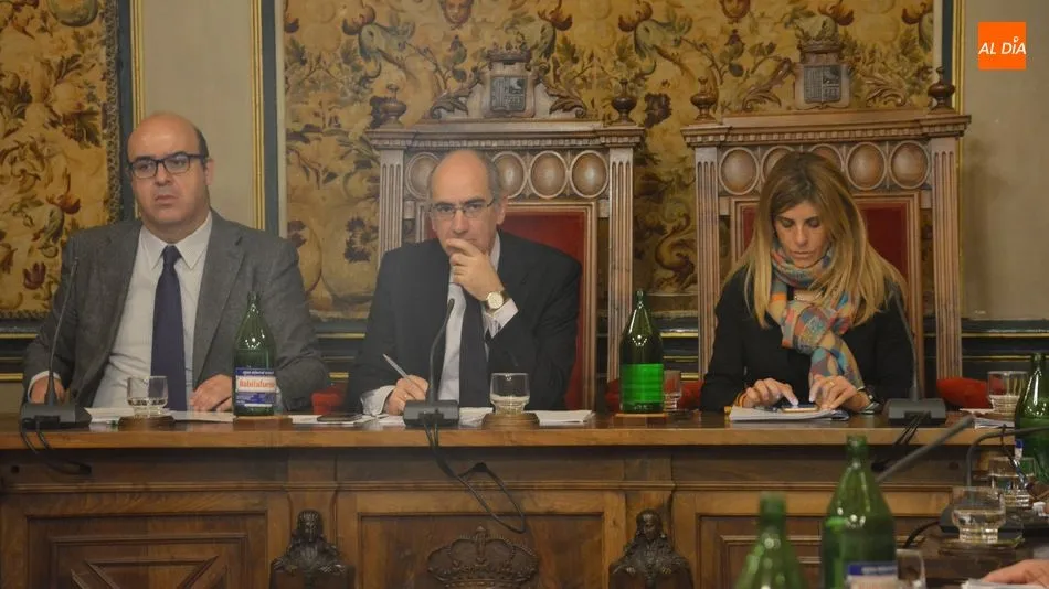 Carlos García Sierra, Javier Iglesias y Chabela de la Torre, en un momento del pleno. Foto: Lydia González