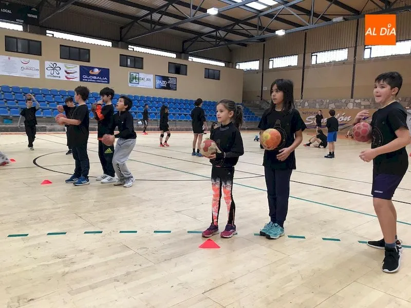 Foto 6 - Concluye con &eacute;xito el campamento de Navidad del Balonmano Ciudad de Salamanca