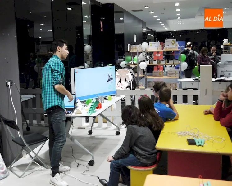 Los talleres infantiles encandilan a los más pequeños en el Centro Comercial El Tormes