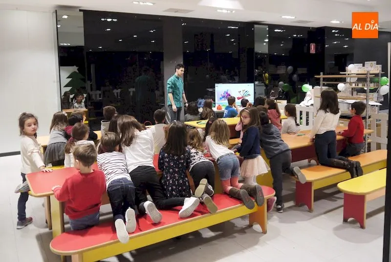 Foto 2 - Los talleres infantiles encandilan a los m&aacute;s peque&ntilde;os en el Centro Comercial El Tormes