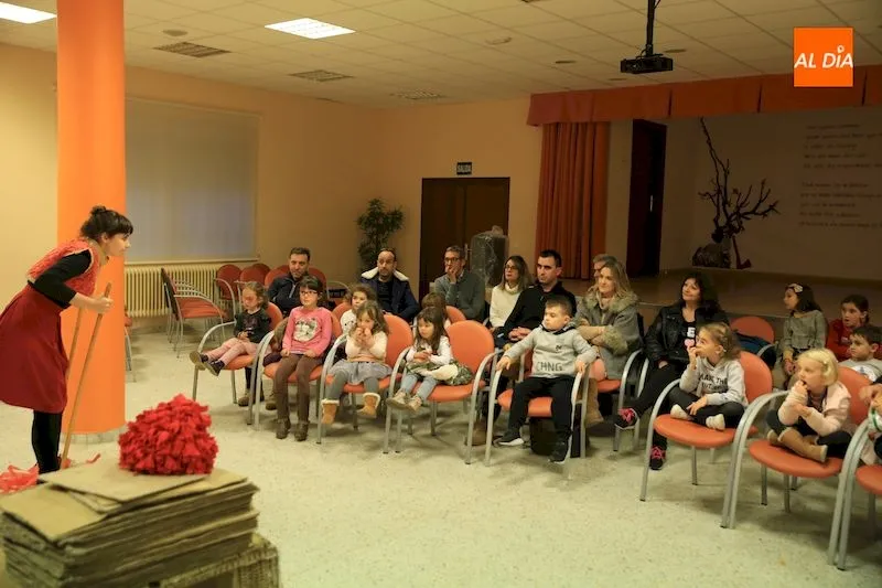 Los ‘Cuentos de cartón’ de Cabeça de Vento divierten al público infantil en Cabrerizos