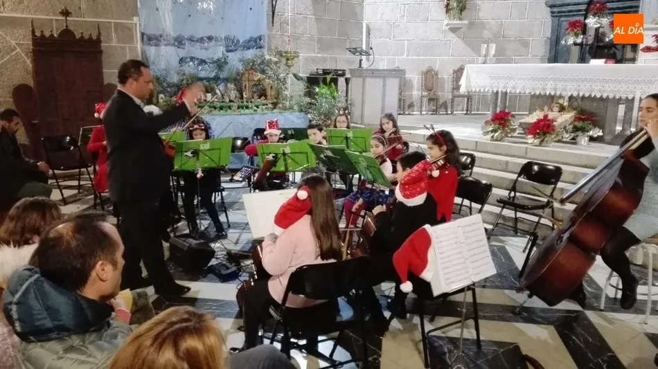 Las orquestas Camerata Salmantina y Ranita del Tormes llenan la iglesia de Villavieja  