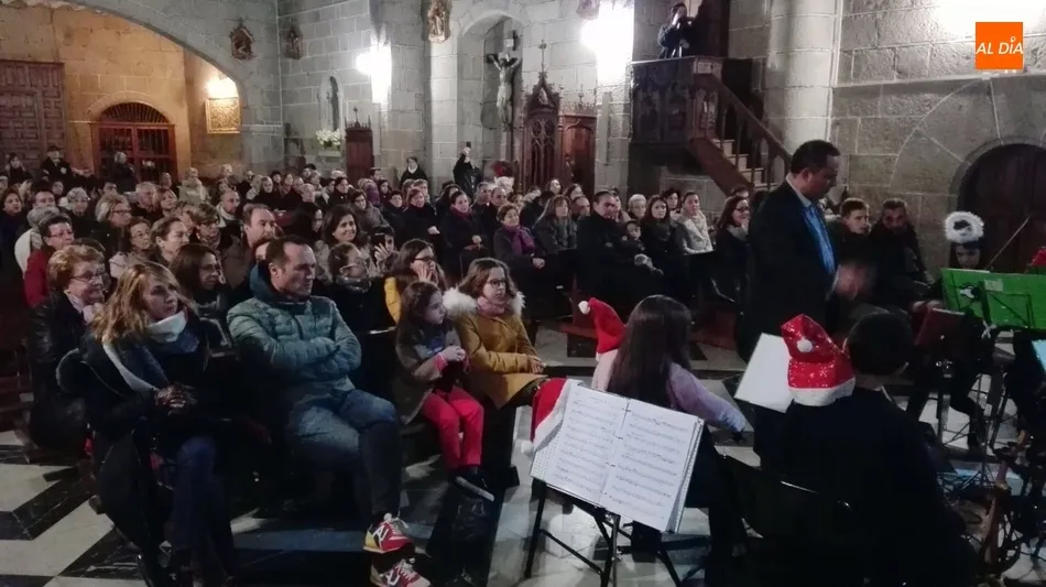 Foto 6 - Las orquestas Camerata Salmantina y Ranita del Tormes llenan la iglesia de Villavieja  
