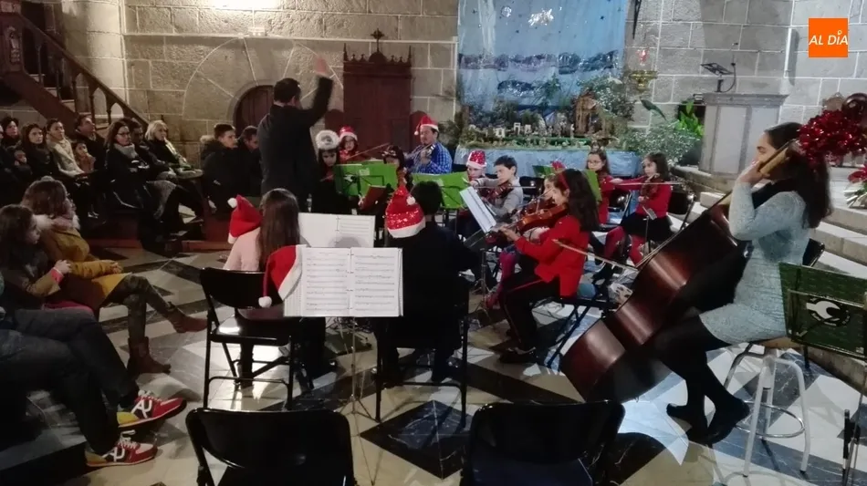 Foto 5 - Las orquestas Camerata Salmantina y Ranita del Tormes llenan la iglesia de Villavieja  