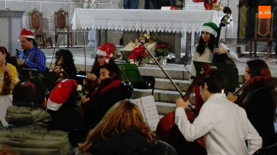 Foto 4 - Las orquestas Camerata Salmantina y Ranita del Tormes llenan la iglesia de Villavieja  