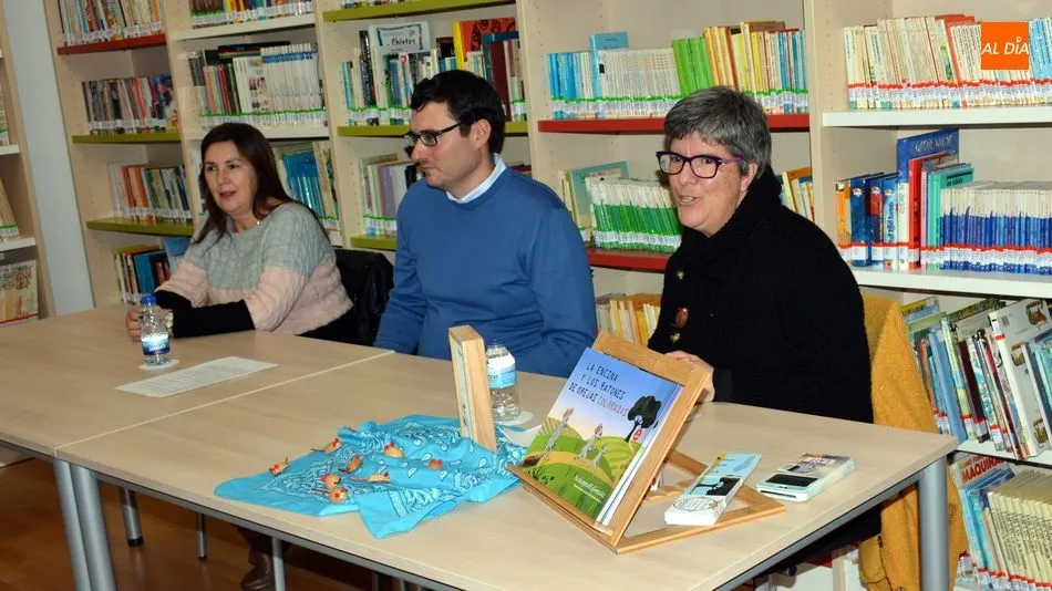 La autora (derecha) estuvo acompañada por el encargado de la biblioteca y la concejal de cultura / E. Corredera