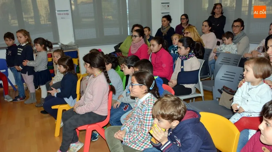 Foto 9 - Los ni&ntilde;os de Lumbrales conocen el cuento infantil &lsquo;La encina y los ratones de orejas coloradas&rsquo;
