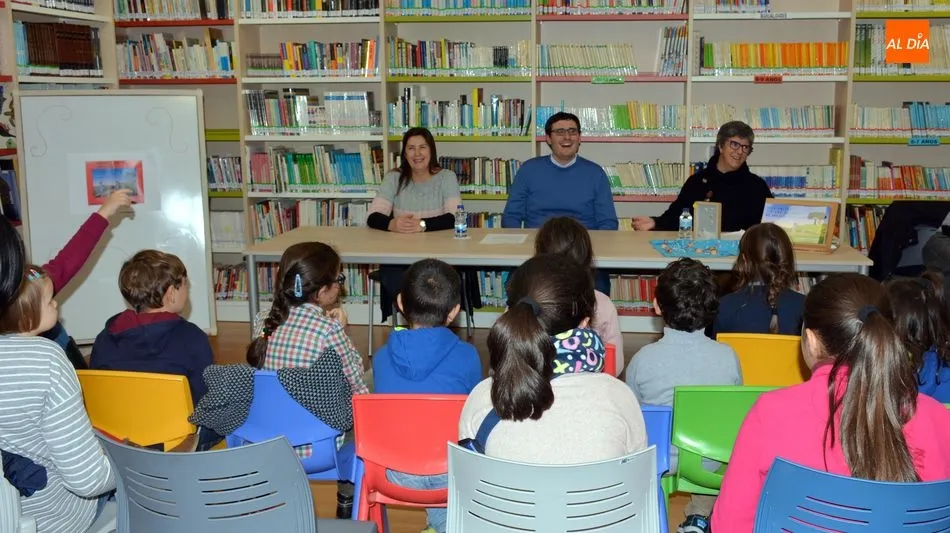 Foto 7 - Los ni&ntilde;os de Lumbrales conocen el cuento infantil &lsquo;La encina y los ratones de orejas coloradas&rsquo;