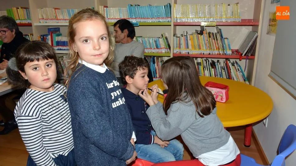 Foto 6 - Los ni&ntilde;os de Lumbrales conocen el cuento infantil &lsquo;La encina y los ratones de orejas coloradas&rsquo;