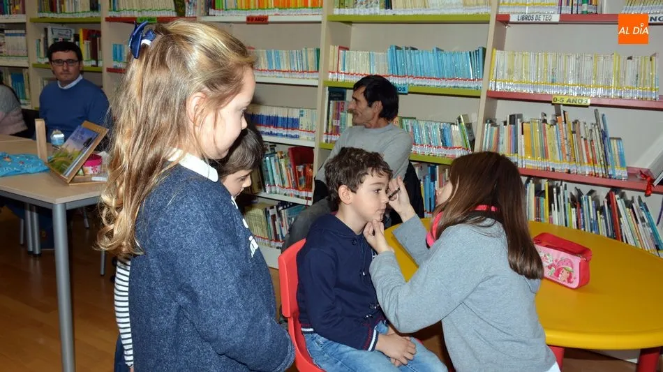 Foto 3 - Los ni&ntilde;os de Lumbrales conocen el cuento infantil &lsquo;La encina y los ratones de orejas coloradas&rsquo;