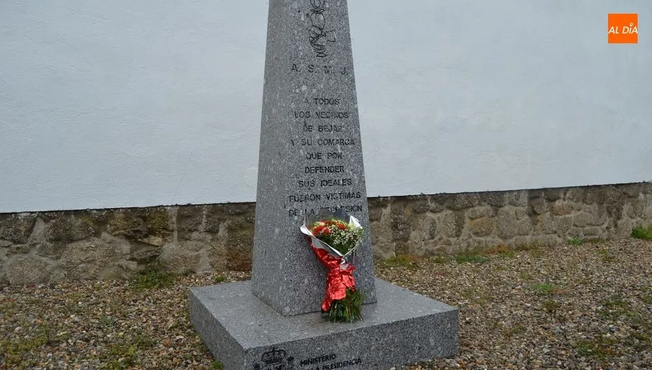 Monolito en la entrada del cementerio de Béjar