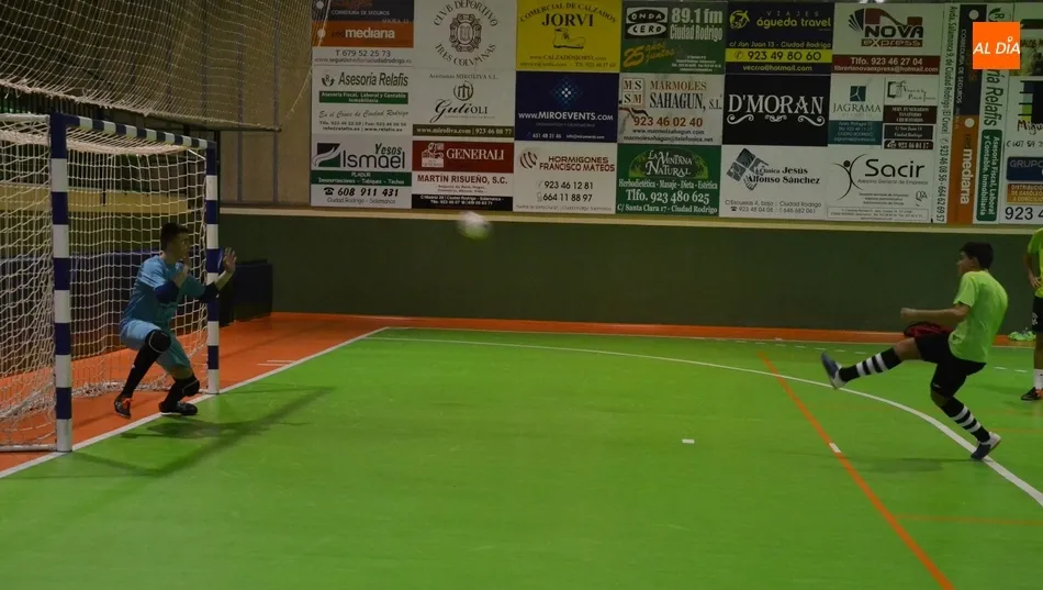 Foto 9 - Los Amigos de &Aacute;lex se llevan en los penaltys el partido inaugural del 3&ordm; Torneo de ARCIU  