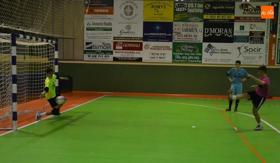 Foto 8 - Los Amigos de &Aacute;lex se llevan en los penaltys el partido inaugural del 3&ordm; Torneo de ARCIU  